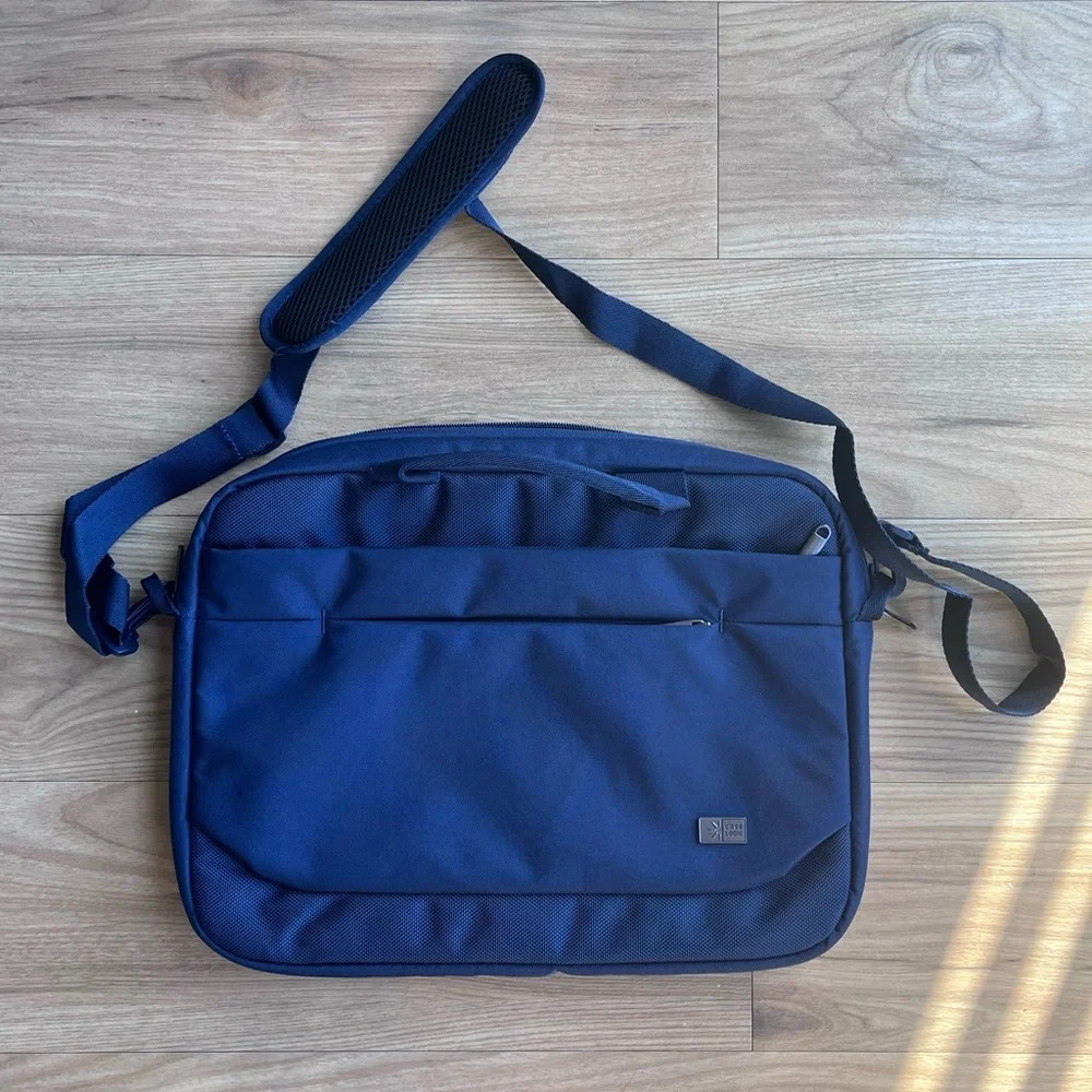 Case Logic Advantage Carrying Case for laptops and tablets up to 14 inches